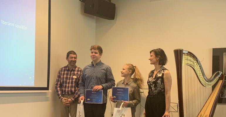 Žáci naší školy oslavují vítězství v literární soutěži O poklad strýca Juráša