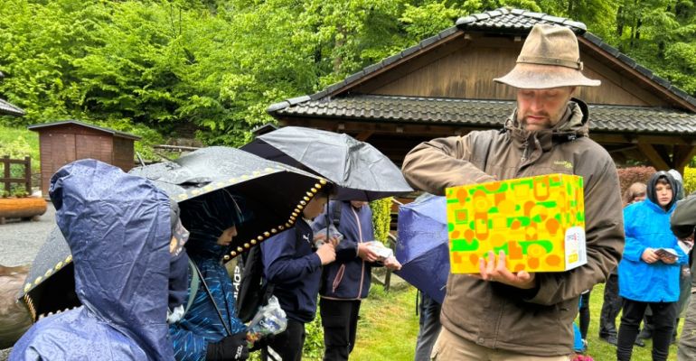 Lesní pedagogika ve 4. třídách: výprava do lesa, navzdory dešti