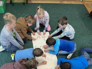 Obrázek k aktualitě Říjen v 1.B, objevujeme svět písmenek, čísel i zábavy