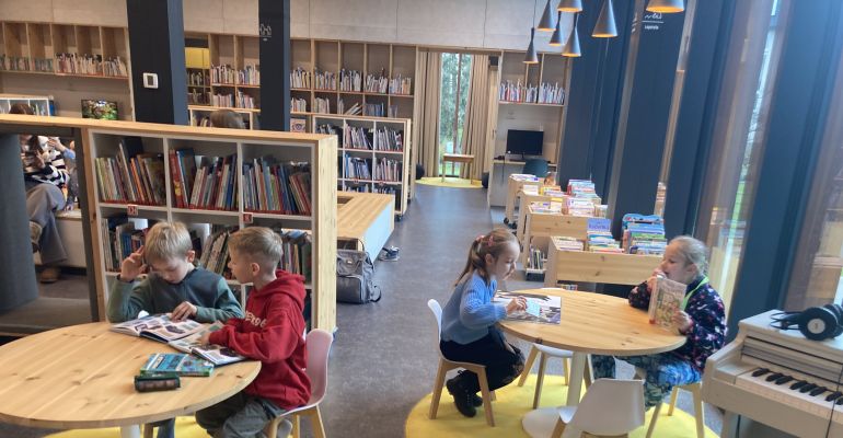 Druháci v knihovně