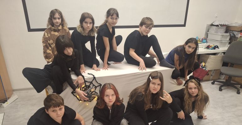 Divadelníci RockeryPod se proměnili v pavouky uvízlé ve vysavači