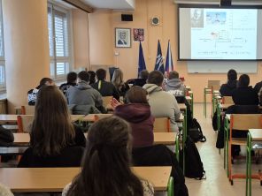 Obrázek k aktualitě Příběh elektronu, aneb návštěva SŠIŘ