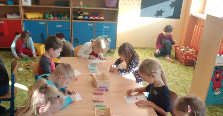 Pískování Včelek a Draků ve školní družině